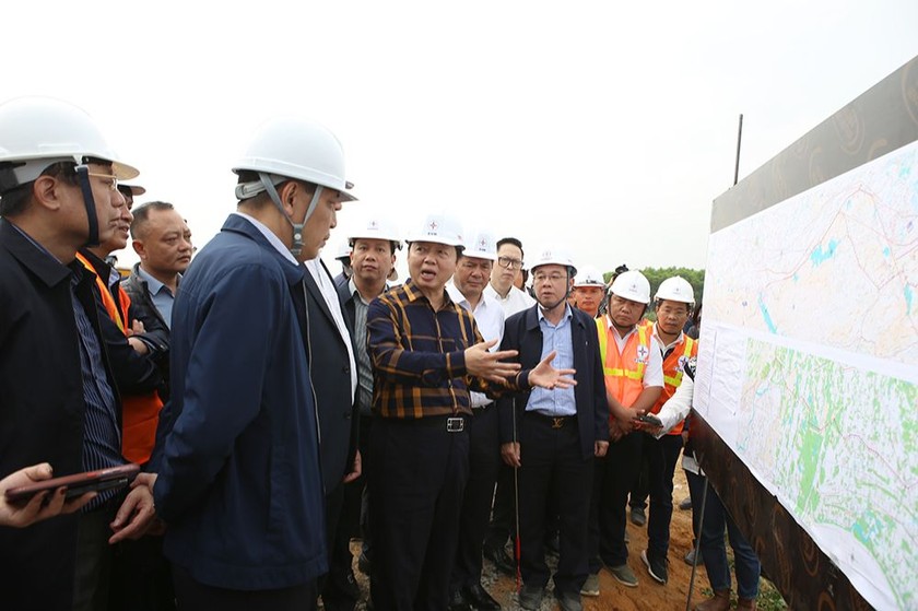 Phó Thủ tướng Trần Hồng Hà kiểm tra thực địa công trường đường dây 500kV mạch 3 đoạn Quảng Trạch - Quỳnh Lưu. (Ảnh: PV).