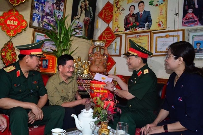 Đoàn công tác của Bộ Quốc phòng trao tặng quà cho gia đình ông Nguyễn Văn Thật (phường Trần Phú, TP Hà Giang, tỉnh Hà Giang). (Ảnh: Văn Nghị).