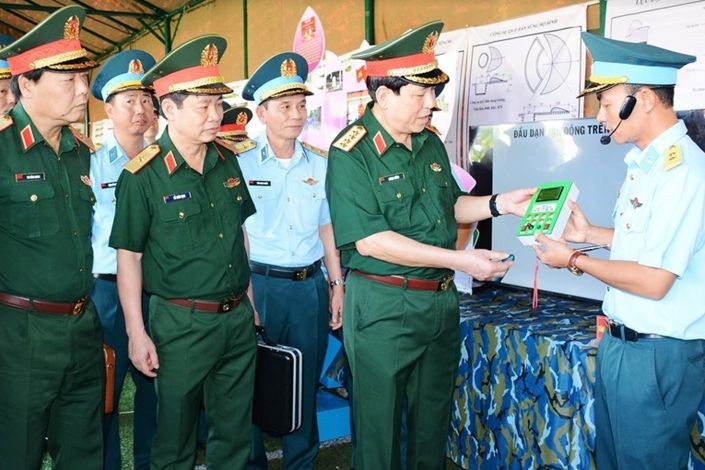 Lãnh đạo Bộ Quốc phòng thăm khu trưng bày vật chất, sáng kiến phục vụ huấn luyện của E230. (Ảnh: Lam Hạnh)
