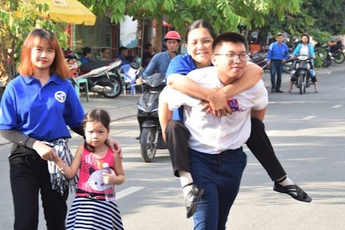 Hạnh phúc dù ở thời đại nào cũng gắn bó với tình thương yêu và lòng vị tha. (Nguồn: Thành Đoàn TP HCM).