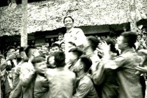 Các chiến sĩ thi đua trong Chiến dịch Điện Biên Phủ vui mừng công kênh Đại tướng Tổng Tư lệnh Võ Nguyên Giáp tại lễ mừng công ngày 13/5/1954. (Ảnh từ Sách ảnh Đại tướng Tổng tư lệnh Võ Nguyên Giáp).