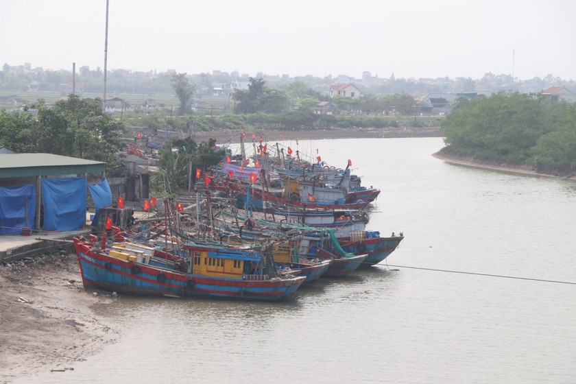 Cửa biển Lạch Vạn đang ngày càng bị thu hẹp do phù sa bồi lắng. (Ảnh: Hoàng Ý).