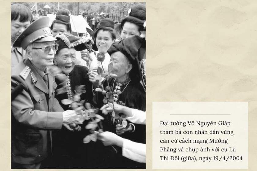 Bức ảnh “Đại tướng Võ Nguyên Giáp thăm bà con Nhân dân vùng căn cứ cách mạng Mường Phăng và chụp ảnh với cụ Lù Thị Đôi (giữa) ngày 19/4/2004”. (Nguồn: BTPNVN).