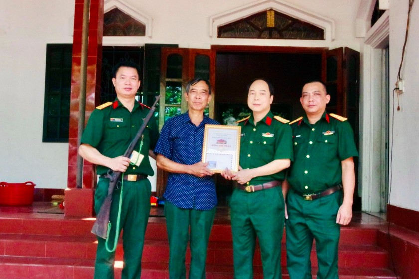 Ông Hoàng Mạnh Quân và cán bộ, nhân viên Bảo tàng Lực lượng vũ trang Việt Bắc Quân khu 1 trong buổi hiến tặng hiện vật.