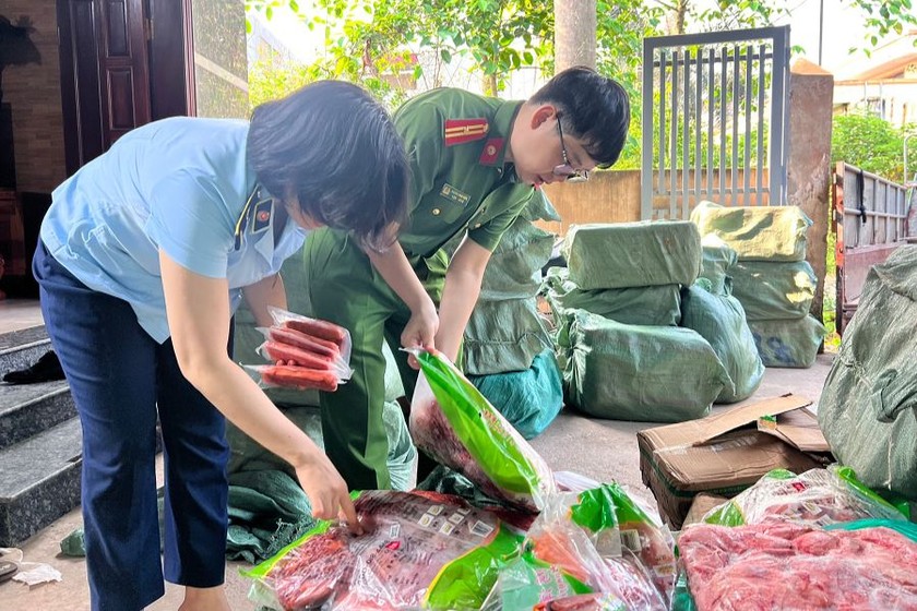 Lực lượng chức năng tiến hành kiểm tra lô hàng. (Ảnh: Công an TP Hà Nội)