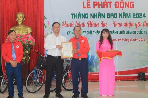 BHXH tỉnh Quảng Trị vinh dự được trao tặng Bảng ghi nhận “Tấm lòng vàng” vì đã chung tay hỗ trợ các địa chỉ nhân đạo trên địa bàn tỉnh.