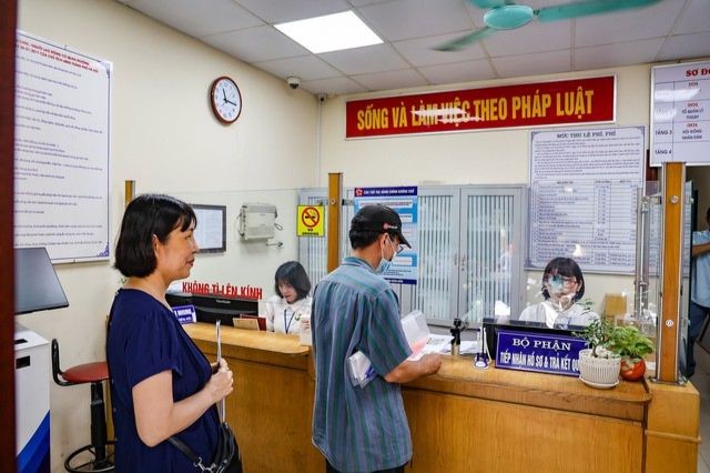 Người dân thực hiện thủ tục hành chính tại Bộ phận tiếp nhận và trả kết quả UBND quận Hoàn Kiếm, Hà Nội. (Ảnh: VGP).