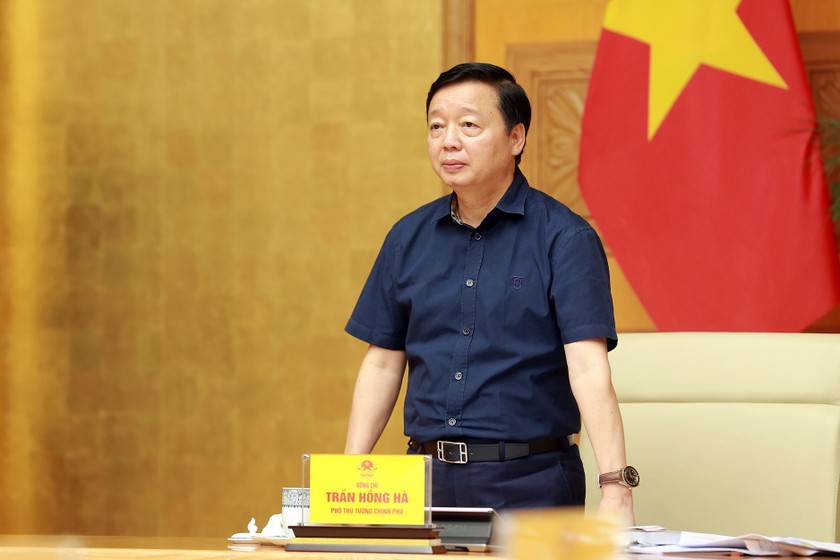 Phó Thủ tướng Trần Hồng Hà yêu cầu Bộ TN&MT tiếp tục rà soát, hoàn thiện các Nghị định. (Ảnh: VGP).
