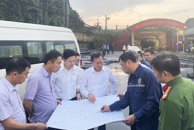 Lãnh đạo tỉnh Quảng Ninh đang chỉ đạo công tác cứu hộ tại hầm lò Công ty than Quang Hanh, Thành phố Cẩm Phả. (Ảnh: Cổng TTĐT tỉnh Quảng Ninh).