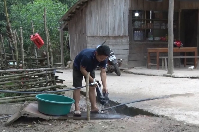 Người dân miền núi tỉnh Quảng Bình sử dụng nước sạch từ chương trình vốn ưu đãi.