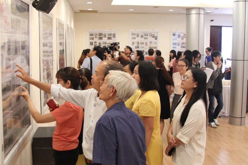 Người dân đến tham quan triển lãm “Hành trình theo chân Bác Hồ qua bưu ảnh”.