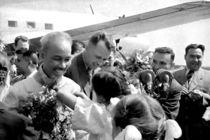 Chủ tịch Hồ Chí Minh được đón chào khi đến thăm thành phố Novosibirsk, mở đầu chuyến thăm hữu nghị chính thức Liên Xô (nay là Liên bang Nga), ngày 10 tháng 7 năm 1955. (Ảnh: tư liệu)