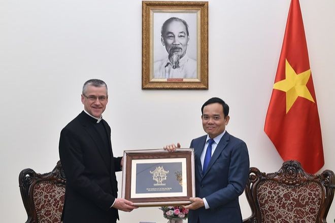 Phó Thủ tướng Chính phủ Trần Lưu Quang tiếp Thứ trưởng Ngoại giao Tòa thánh Vatican, Đức ông Miroslaw Wachowski. (Ảnh: Hải Minh/VGP)