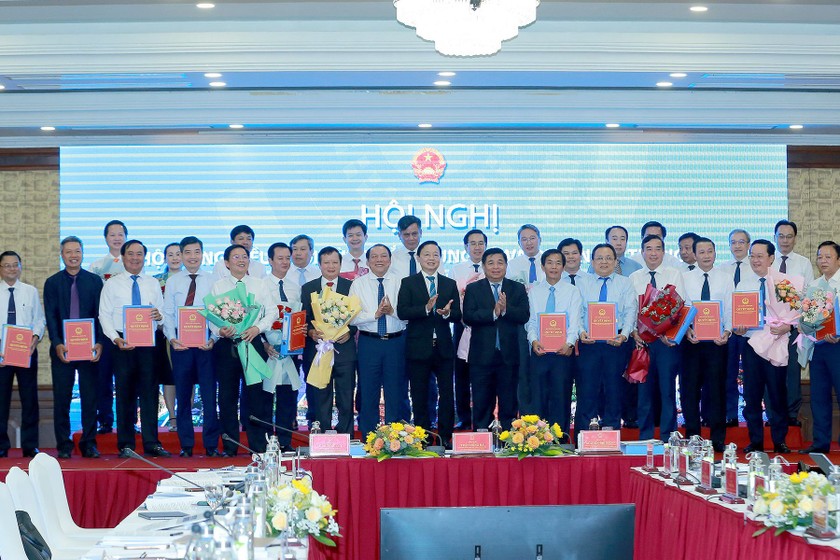 Phó Thủ tướng Trần Hồng Hà trao quyết định phê duyệt quy hoạch vùng cho lãnh đạo 14 tỉnh, thành phố vùng Bắc Trung Bộ và Duyên hải miền Trung. (Ảnh: PV)