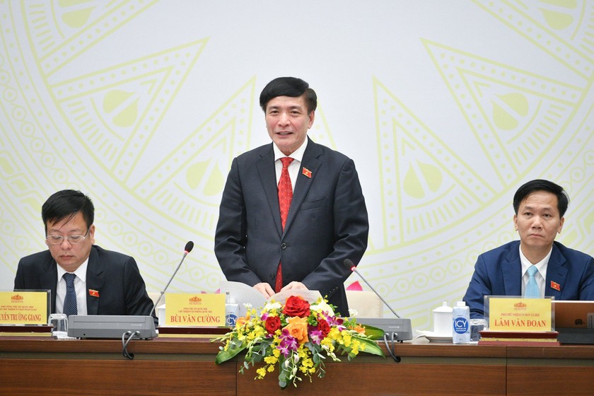 Tổng Thư ký Quốc hội Bùi Văn Cường chủ trì họp báo. (Ảnh: Nghĩa Đức).