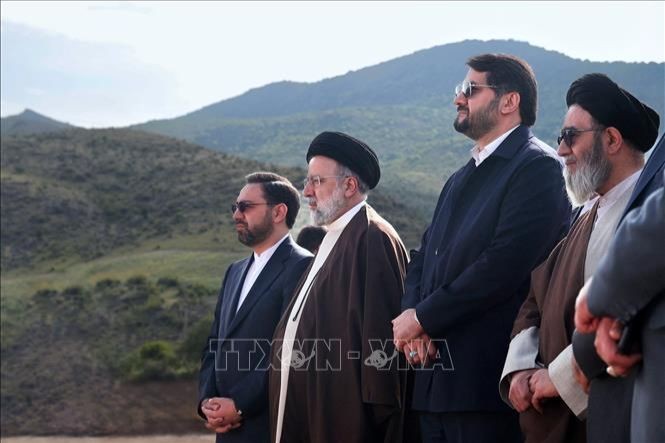 Tổng thống Iran Ebrahim Raisi (thứ 2, trái) cùng đoàn tháp tùng tới dự lễ khánh thành đập nước Qiz Qalasi trên sông Aras, tỉnh Đông Azerbaijan ngày 19/5/2024. Ảnh: AFP/TTXVN.
