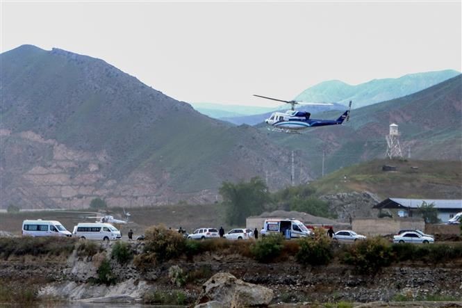 Trực thăng chở Tổng thống Iran Ebrahim Raisi cất cánh tại khu vực biên giới với Azerbaijan, nơi ông Raisi tham dự lễ khánh thành một đập nước ở Qiz Qalasi, Aras. Ảnh: AFP/TTXVN