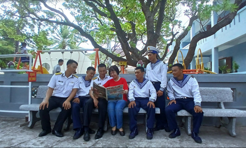 Phóng viên Báo PLVN cũng các chiến sĩ trên đảo Sinh Tồn.