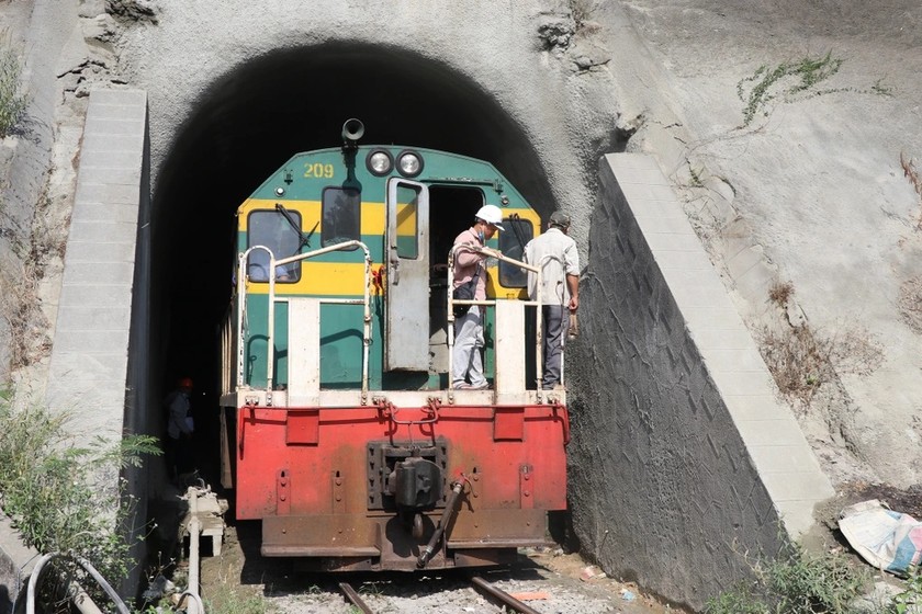 Ngành Đường sắt vận chuyển trang thiết bị vào điểm sạt lở để khắc phục sự cố. (Ảnh: Phú Khánh)