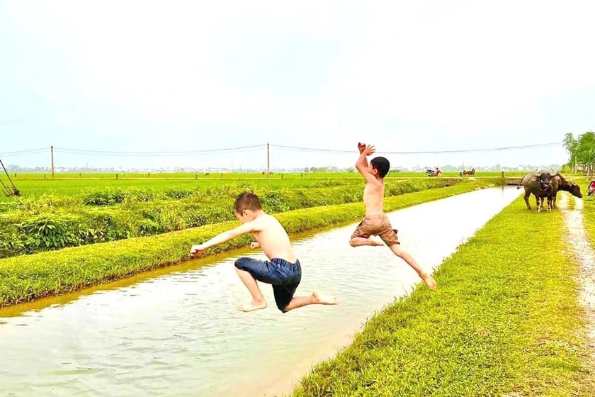 Những con sông, kênh nước mang nguy cơ đuối nước rất cao ở trẻ nhỏ. (Ảnh: congly.vn).
