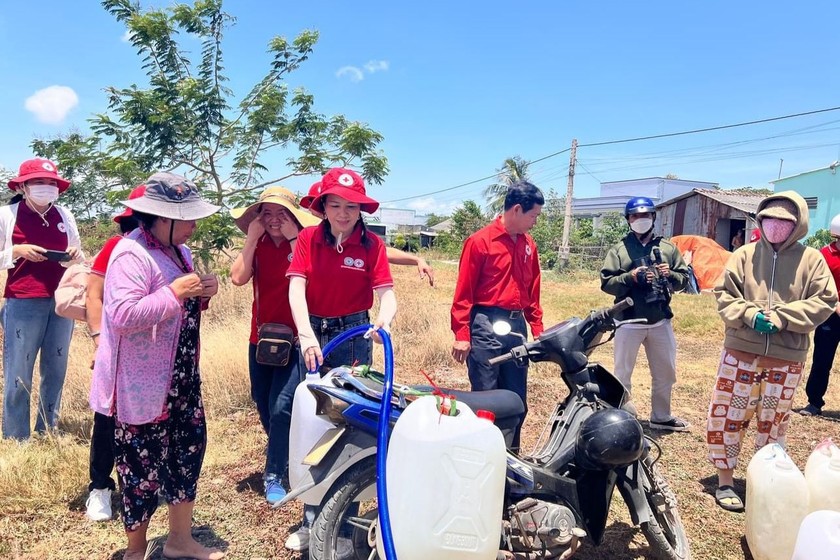 Hội Chữ thập đỏ Tiền Giang tặng nước cho bà con huyện Gò Công Đông, Tân Phú Đông. (Ảnh: PV)
