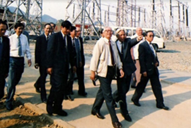 Cố Thủ tướng Võ Văn Kiệt đi thăm đường dây 500kV mạch 1. (Ảnh tư liệu: EVNNPT)