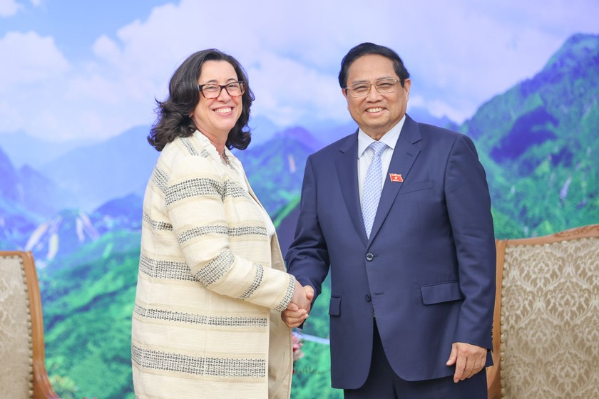 Thủ tướng Phạm Minh Chính và bà Manuela V. Ferro, Phó Chủ tịch WB - Ảnh: VGP/Nhật Bắc.