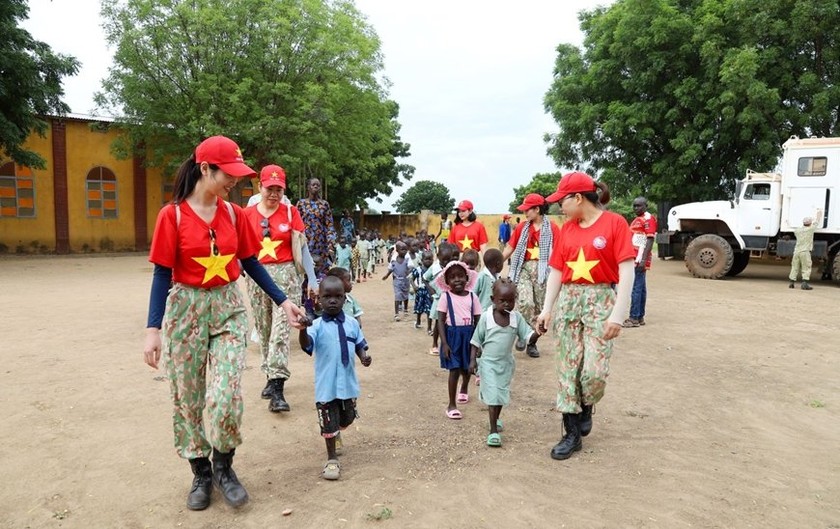 Các nữ quân nhân Đội Công binh Việt Nam (tham gia hoạt động gìn giữ hòa bình Liên hợp quốc) với các em nhỏ ở khu vực Abyei. (Ảnh: qdnd.vn)