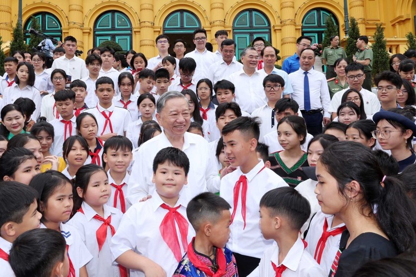 Chủ tịch nước Tô Lâm mong muốn các cháu tiếp tục cố gắng học tập, rèn luyện, thực hiện tốt những lời dạy của Bác Hồ. (Ảnh: TTXVN).