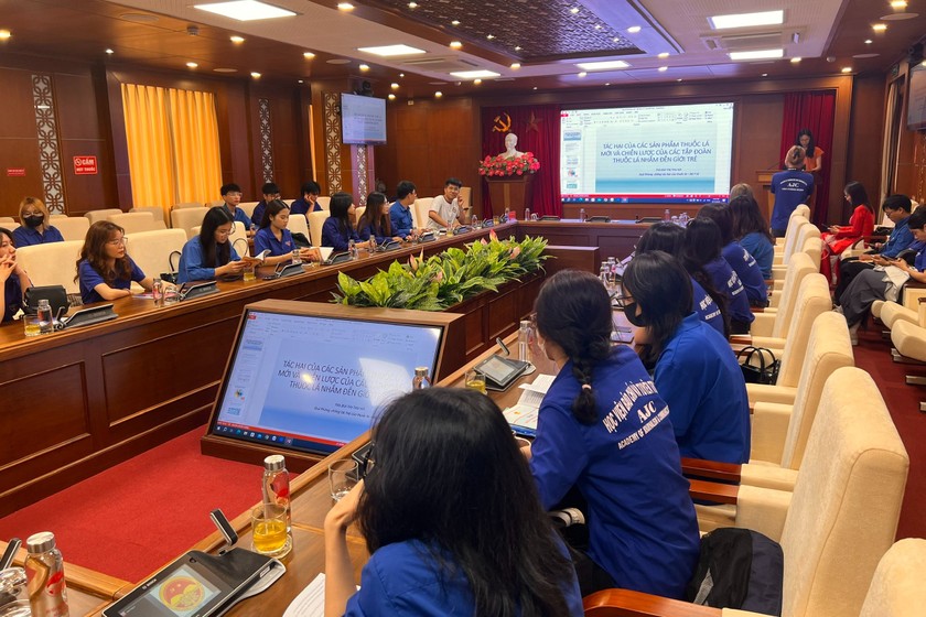 Đông đảo đoàn viên, thanh niên tham gia Lễ mít tinh hưởng ứng Ngày Thế giới không thuốc lá (31/5) và Tuần lễ không thuốc lá (25-31/5) do Học viện Chính trị quốc gia Hồ Chí Minh tổ chức.