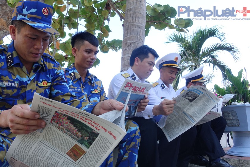 Cán bộ, chiến sĩ đọc báo PLVN trên quần đảo Trường Sa. (Ảnh: Quang Vũ).