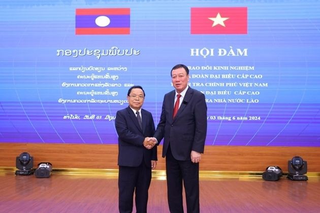 Tổng Thanh tra Chính phủ Việt Nam Đoàn Hồng Phong (bên phải) và Tổng Thanh tra Nhà nước Lào Khamphan Phommathat tại hội đàm. (Ảnh: NH)