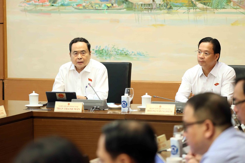 Chủ tịch Quốc hội Trần Thanh Mẫn (bìa trái) cho rằng, chủ trương đầu tư Chương trình mục tiêu quốc gia về phát triển văn hóa giai đoạn 2025 - 2035 cần bảo đảm theo lộ trình từng năm để thực hiện. (Ảnh: TTXVN)