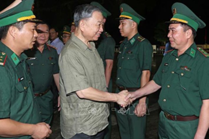 Chủ tịch nước Tô Lâm thăm hỏi cán bộ, chiến sĩ Đồn BPCK Sóc Giang. (Ảnh: TTXVN).