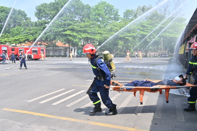 Lực lượng PCCC chuyên nghiệp đưa người bị nạn ra khỏi đám cháy.