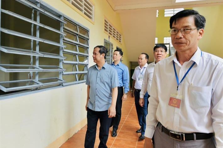 Bộ trưởng Nguyễn Kim Sơn (bìa trái) và Đoàn công tác kiểm tra tại Điểm thi ở tỉnh Hậu Giang.