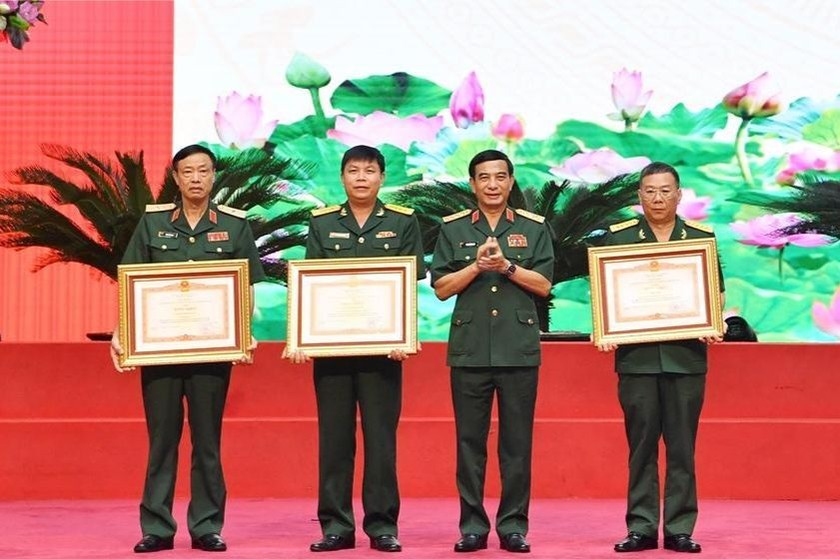 Bộ trưởng Phan Văn Giang trao Bằng khen của Thủ tướng Chính phủ tặng các tập thể có thành tích xuất sắc trong tổ chức, tham gia Giải thưởng. (Ảnh: Nhật Tuấn).