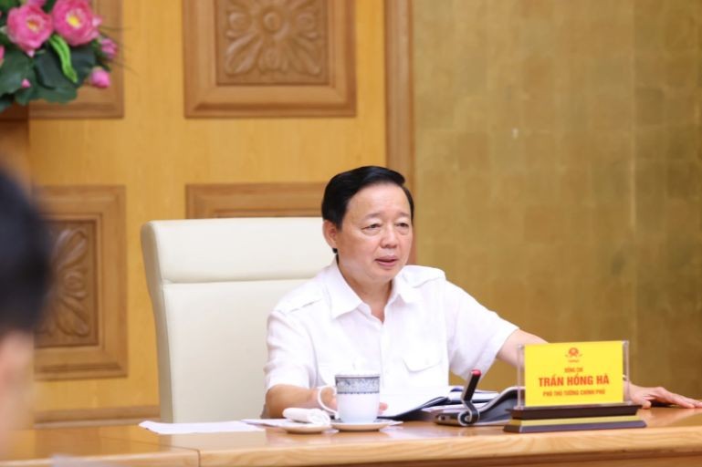 Phó Thủ tướng Trần Hồng Hà chủ trì cuộc họp cho ý kiến hoàn thiện dự thảo Nghị định quy định chi tiết một số điều của Luật Nhà ở, tổ chức sáng 13/6 - Ảnh: VGP/Thu Cúc