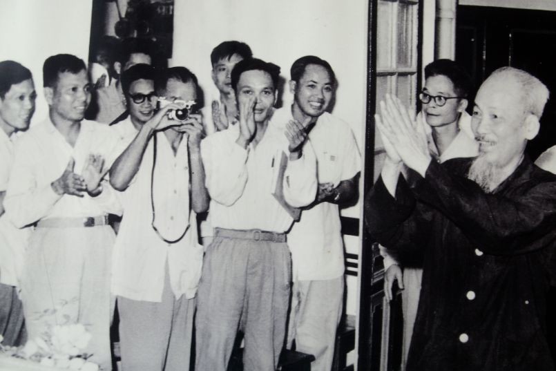 Bác Hồ với các nhà báo năm 1960. (Nguồn: Ảnh tư liệu)