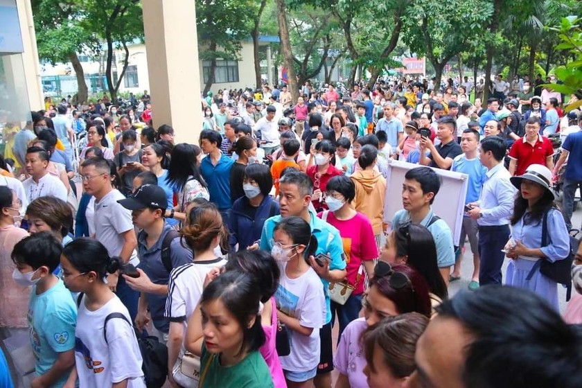 Hơn 5.500 học sinh thi để giành 270 suất vào lớp 6 trường Nguyễn Tất Thành, phụ huynh hồi hộp đứng chờ. (Ảnh: PV)