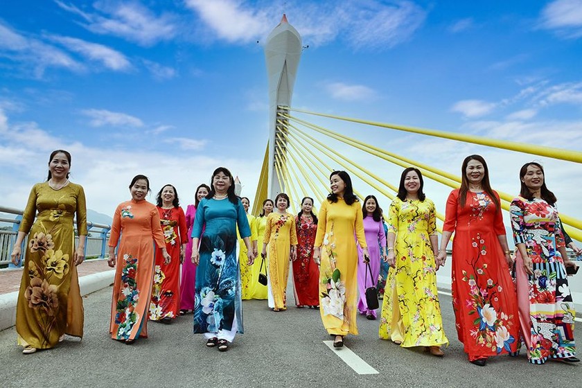 Phụ nữ thành phố Tuyên Quang hưởng ứng Tuần lễ áo dài Việt Nam. (Ảnh: Báo Tuyên Quang)