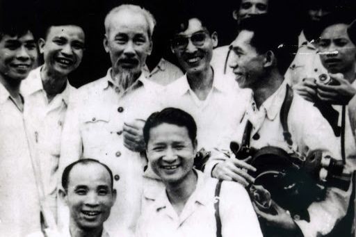 Bác Hồ và các nhà báo tại Đại hội lần thứ II Hội Nhà báo Việt Nam, ngày 16/4/1959. (Ảnh Tư liệu)