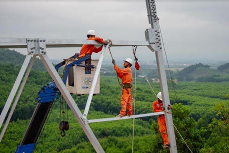 Khẩn trương hoàn thành lưới điện trong tháng 6. (Ảnh: PV)