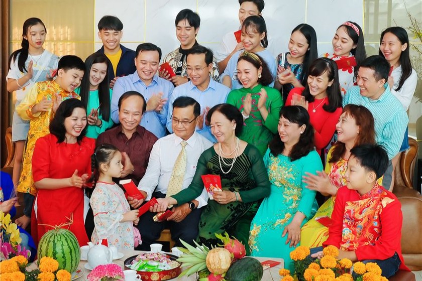 Từng bước đưa vào cuộc sống các chuẩn mực giá trị đạo đức, văn hóa con người Việt Nam. Ảnh tham gia cuộc thi Gia đình do Hội Nhiếp ảnh TP HCM tổ chức.