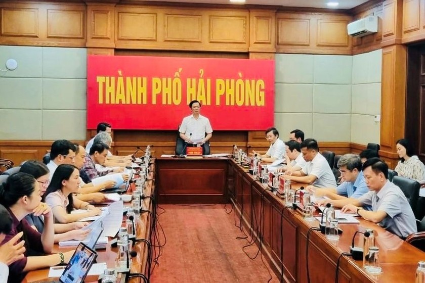 Thường trực HĐND TP Hải Phòng nghe báo cáo về các dự thảo nghị quyết do UBND TP trình kỳ họp. (Ảnh: PV).