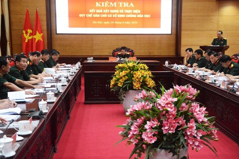 Trung tướng Nguyễn Văn Gấu kiểm tra kết quả thực hiện QCDCCS ở Binh chủng Hóa học. (Ảnh: Lam Hạnh).