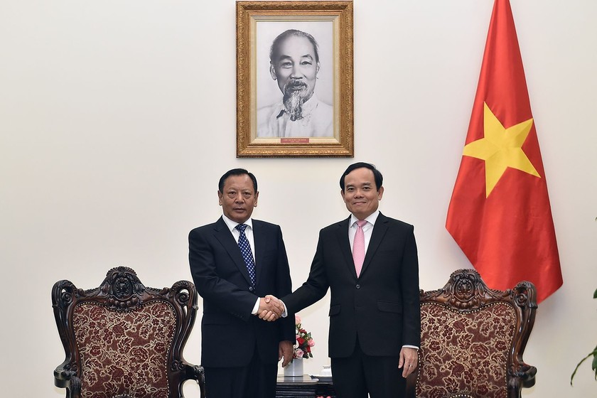 Phó Thủ tướng Trần Lưu Quang (bên phải) tiếp Phó Chủ nhiệm Ủy ban Dân tộc Nhà nước Trung Quốc Biên Ba Trát Xi. (Ảnh: VGP/Hải Minh).