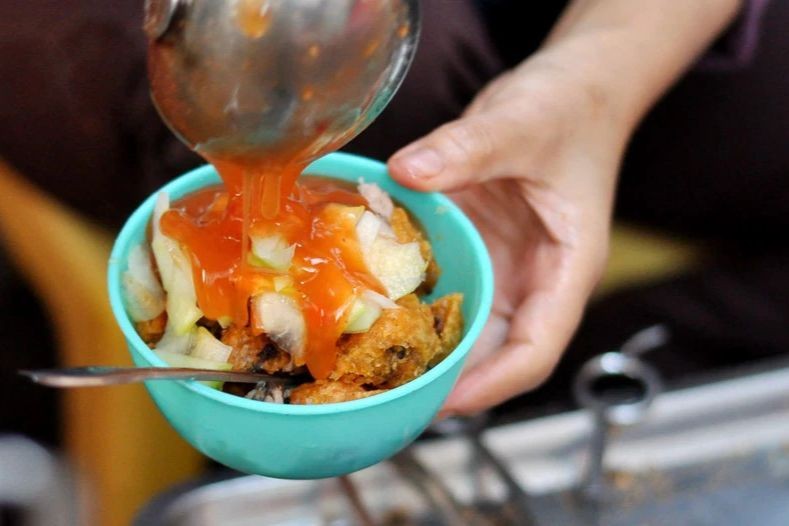 Bánh rán mặn Võng Thị nổi tiếng khắp Thủ đô nhờ vào nước sốt đặc sánh gia truyền. 