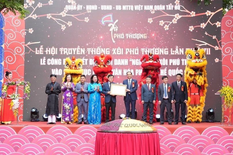 Phường Phú Thượng, quận Tây Hồ đón nhận Quyết định ghi danh Nghề xôi Phú Thượng vào danh mục Di sản văn hoá phi vật thể Quốc gia. (Ảnh: Vân Nhi)