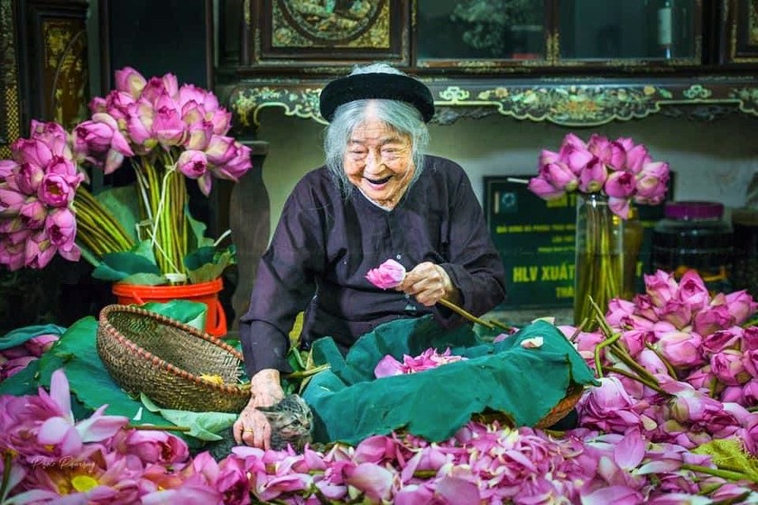 Nghệ nhân trà sen Nguyễn Thị Dần, 101 tuổi vẫn nhớ những lần đài Truyền hình Nhật Bản tới làm phim về nghề ướp trà sen Tây Hồ. (Ảnh: NVCC)